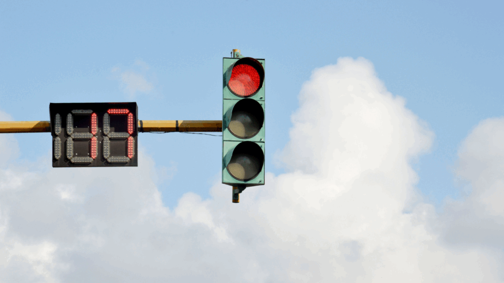 Rote Ampel mit Timer – typischer Verkehrsverstoß, der schnell zu 1 Punkt in Flensburg führen kann