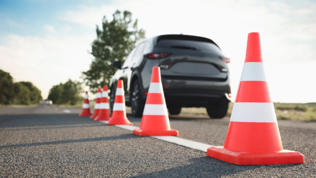 Auto auf Straße hinter Leitkegeln – Symbolbild für Führerscheinentzug bei 8 Punkten in Flensburg