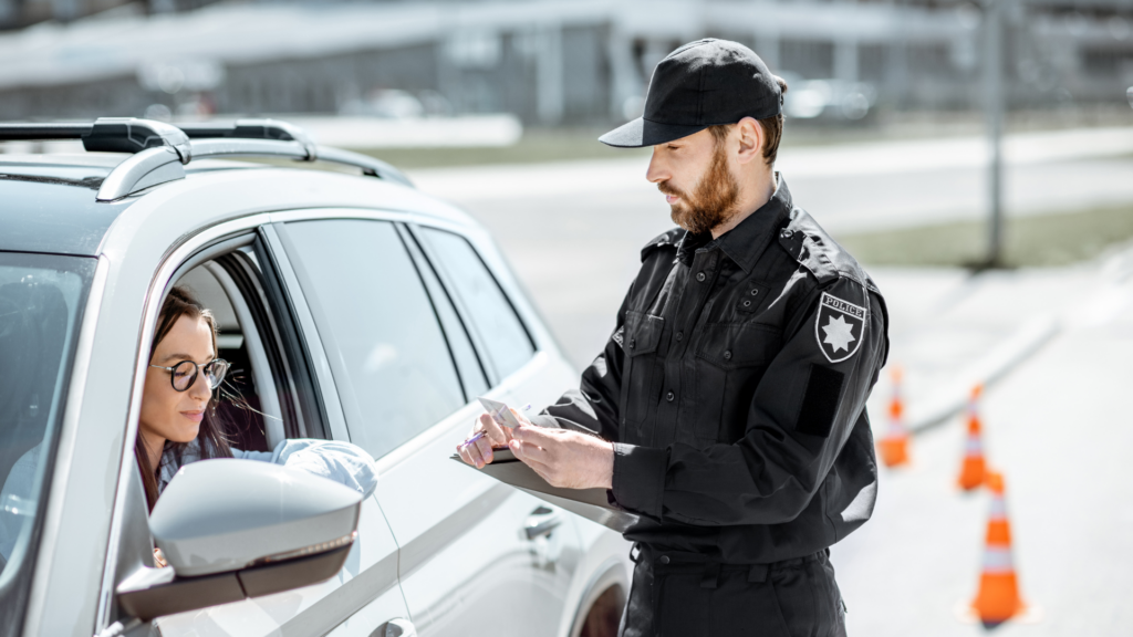 Ein Autofahrer am Steuer – Auswirkungen von Punkten im Fahreignungsregister Flensburg auf die Fahrerlaubnis