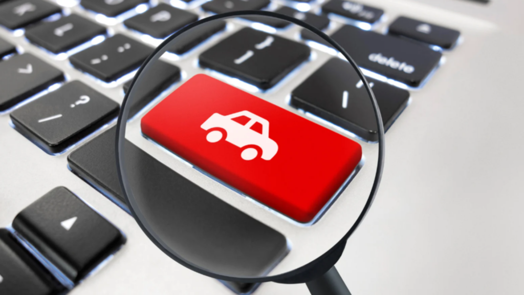 Flensburg Punkte erfahren: Fahrer prüft am Laptop seinen Punktestand im Verkehrszentralregister online