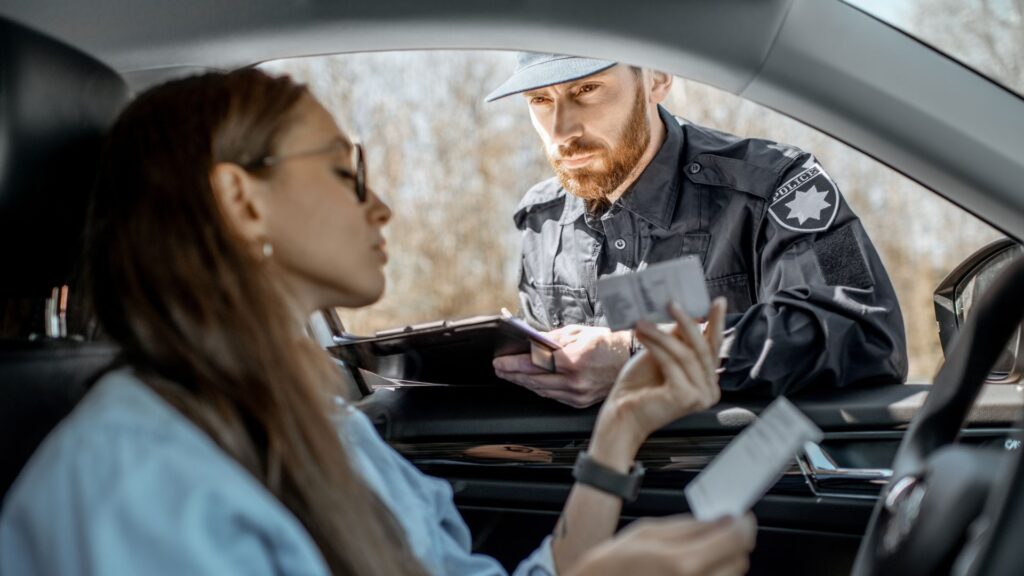 Fahrerin zeigt Führerschein bei Verkehrskontrolle – wichtig für Flensburg Verkehrssünderkartei Auskunft