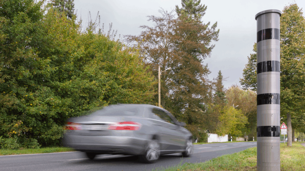 Auto wird von stationärem Blitzer erfasst – ein Punkt in Flensburg bei Geschwindigkeitsverstoß möglich