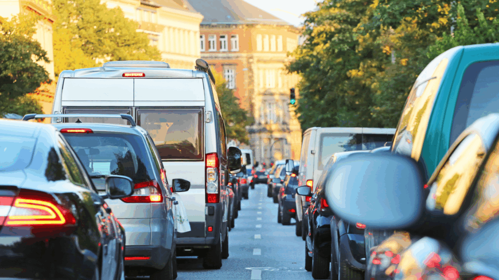 Dichter Stadtverkehr bei Sonnenuntergang – jeder Verstoß kann in der Verkehrskartei Flensburg landen