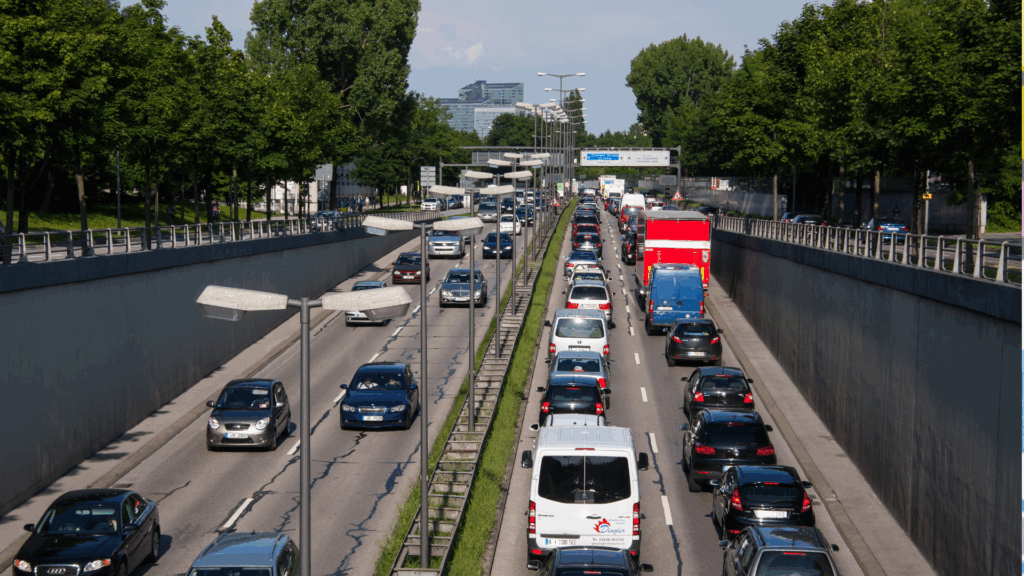 Stau auf deutscher Stadtautobahn – Verkehrssituation mit Bedeutung für das Punktesystem in Flensburg und Möglichkeiten zum Punkte löschen