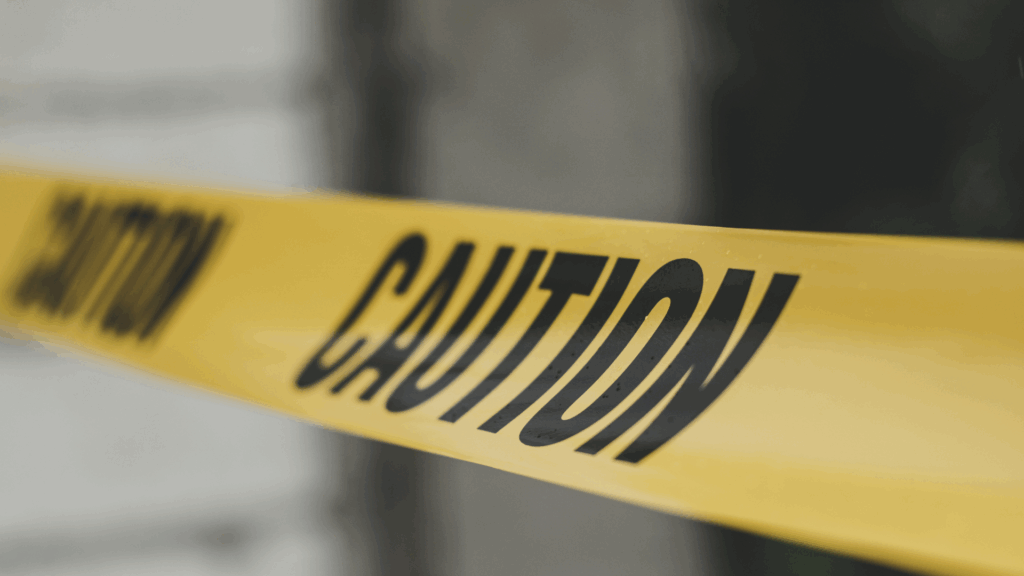 Gelbes Warnband mit Aufschrift Caution – Symbolbild für drohende Konsequenzen bei zu vielen Punkten in Flensburg und Fahrverbot