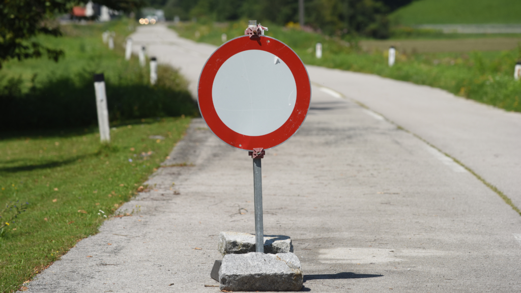 Verkehrsverbot auf Landstraße – Symbolbild für Verkehrsverstoß mit Punkten in Flensburg