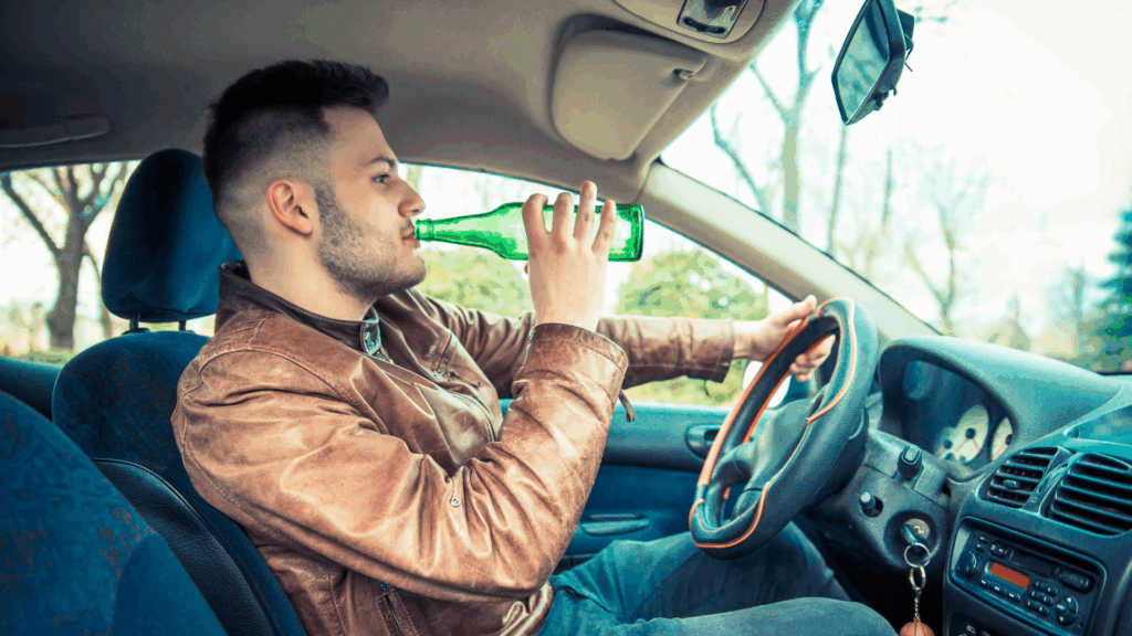 Mann trinkt Bier am Steuer – schwerer Verkehrsverstoß mit Punkten, die in Flensburg erst nach Jahren verjähren