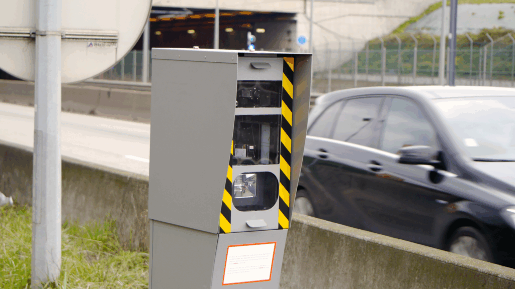 Blitzer am Straßenrand erfasst Temposünder – Blitzer Punkte Flensburg als Konsequenz
