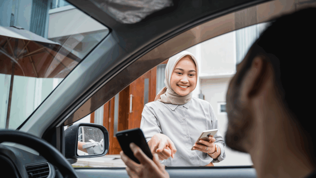 Zwei Personen nutzen ihr Smartphone zur Punkteabfrage im Verkehrsregister Flensburg