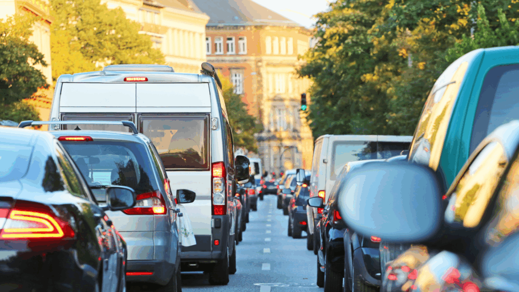 Stadtverkehr mit vielen Autos im Stau – Symbolbild für Verkehrsverstöße und die Eintragung von Punkten in Flensburg