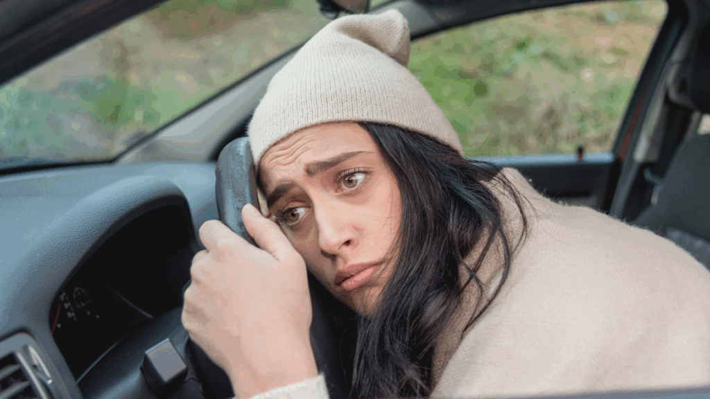 Junge Frau verzweifelt im Auto wegen Flensburg Punkte Tilgung und drohendem Führerscheinverlust