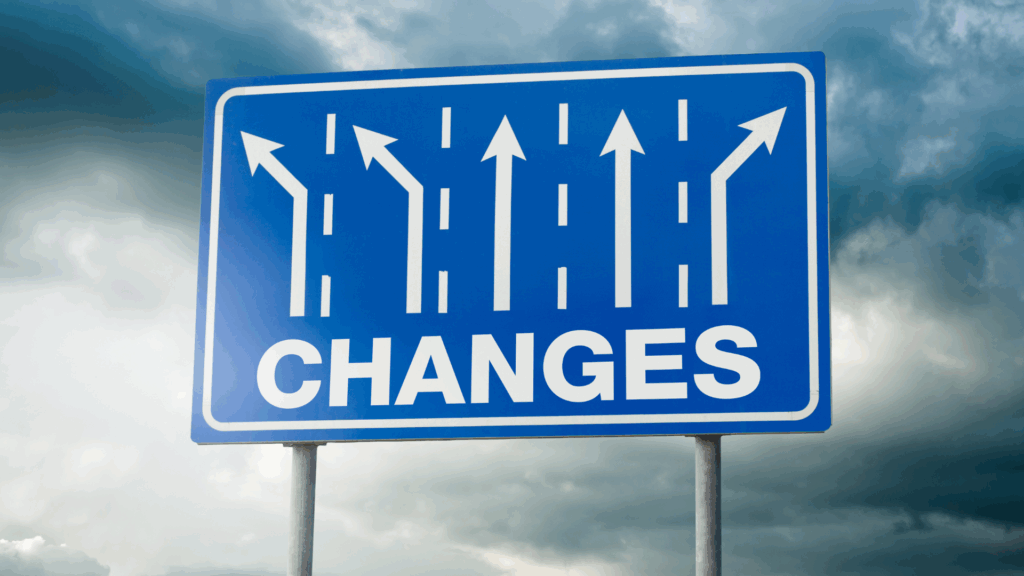 Hinweisschild mit Pfeilen und dem Wort „Changes“ – Symbolbild für Flensburg Punktesystem neu