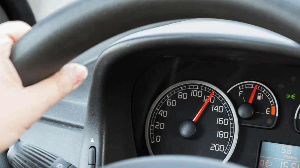 Tachometer zeigt deutlich überhöhte Geschwindigkeit – typischer Auslöser für Punkte im Fahreignungsregister Flensburg und relevante Verjährungsfristen.