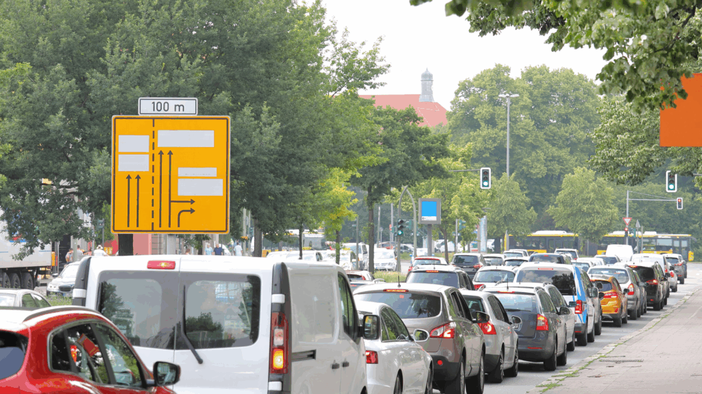 Stau im Stadtverkehr vor Ampel und Verkehrszeichen – Symbolbild für Gültigkeit Punkte Flensburg