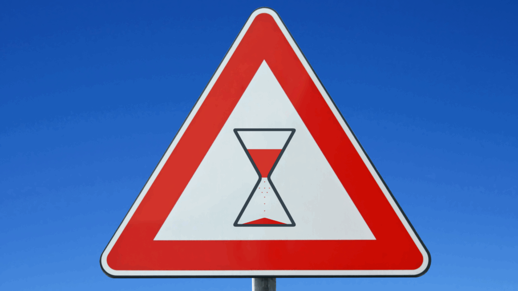 Warnschild mit Sanduhr als Symbol für Verjährung – Punkte in Flensburg verjähren nach festen Fristen