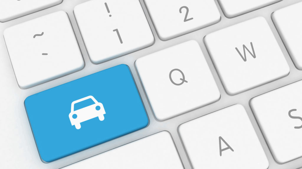 Tastatur mit blauer Autotaste als Symbol für die Online-Abfrage vom Punktekonto Flensburg