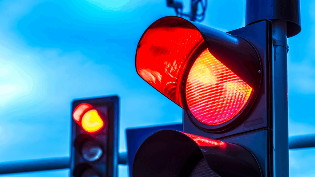 Rote Ampel bei Tageslicht – Symbolbild für Rotlichtverstoß und drohende Punkte im Fahreignungsregister Flensburg