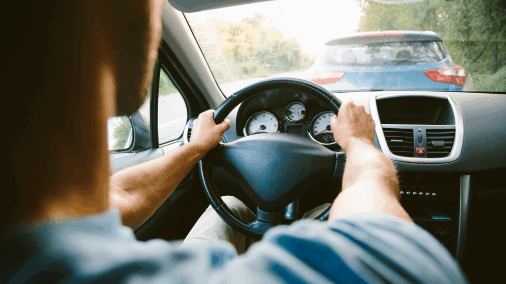 Ein Autofahrer fährt vorausschauend – Symbolbild für sicheres Verhalten und die Bedeutung der Punkteregelung Flensburg