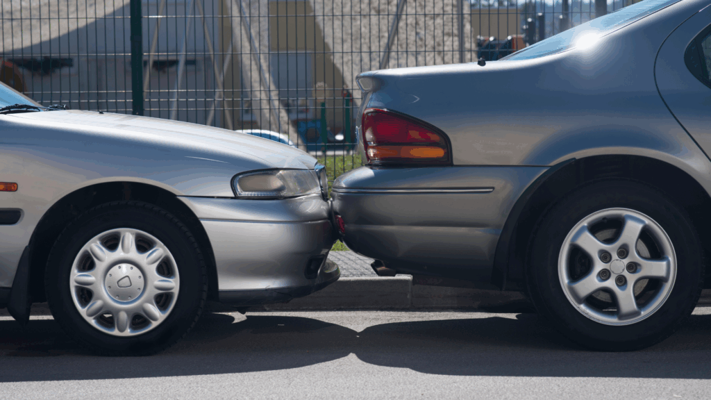 Zwei Autos nach einem leichten Auffahrunfall – Symbolbild für Fahrerflucht und Punkte in Flensburg