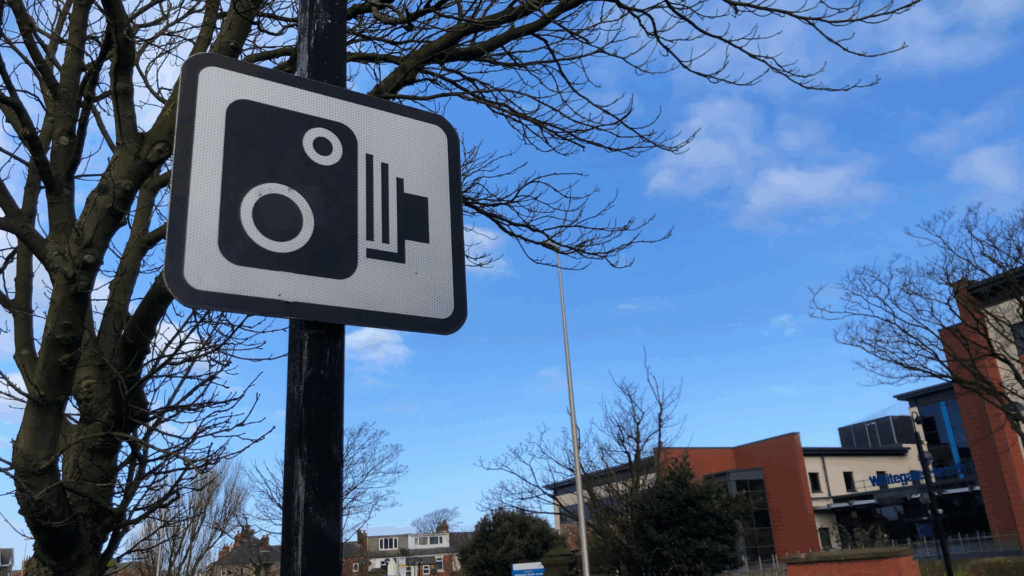 Hinweisschild für Geschwindigkeitskontrolle – Symbolbild zur Flensburg Blitzer Strafe