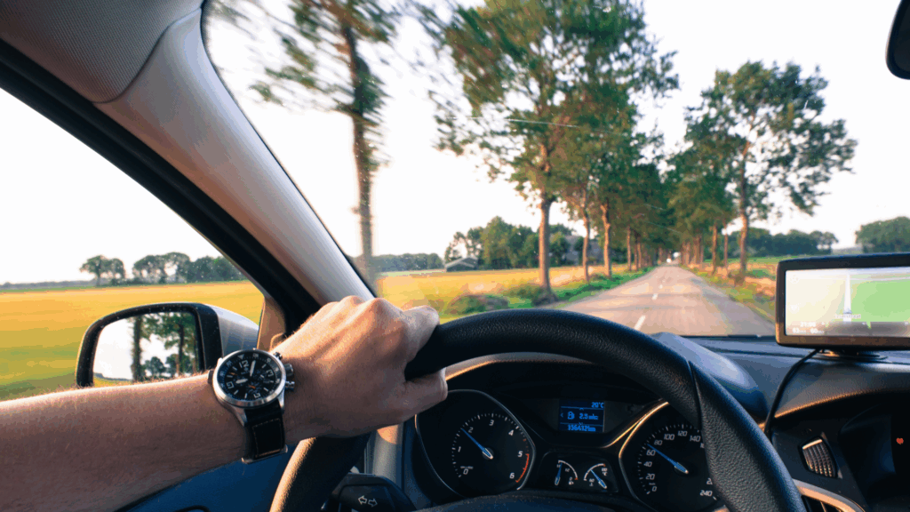 Blick aus dem Auto während der Fahrt auf einer Landstraße – Symbolbild für sicheres Fahrverhalten und Vermeidung von Flensburg Punkten im Führerschein