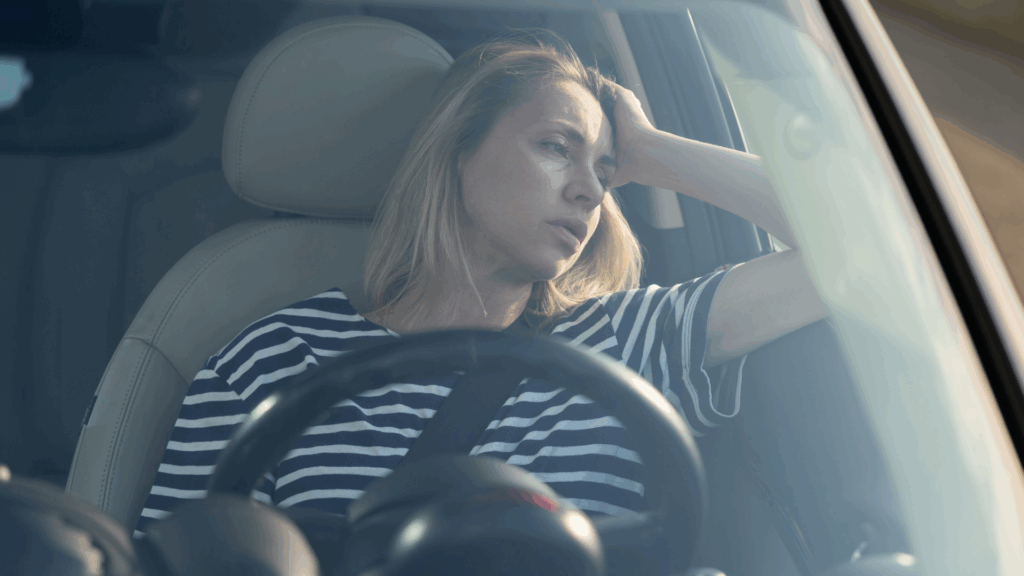 Frau im Auto nachdenklich – Punkte Flensburg Tilgungsfrist und Führerscheinverlust