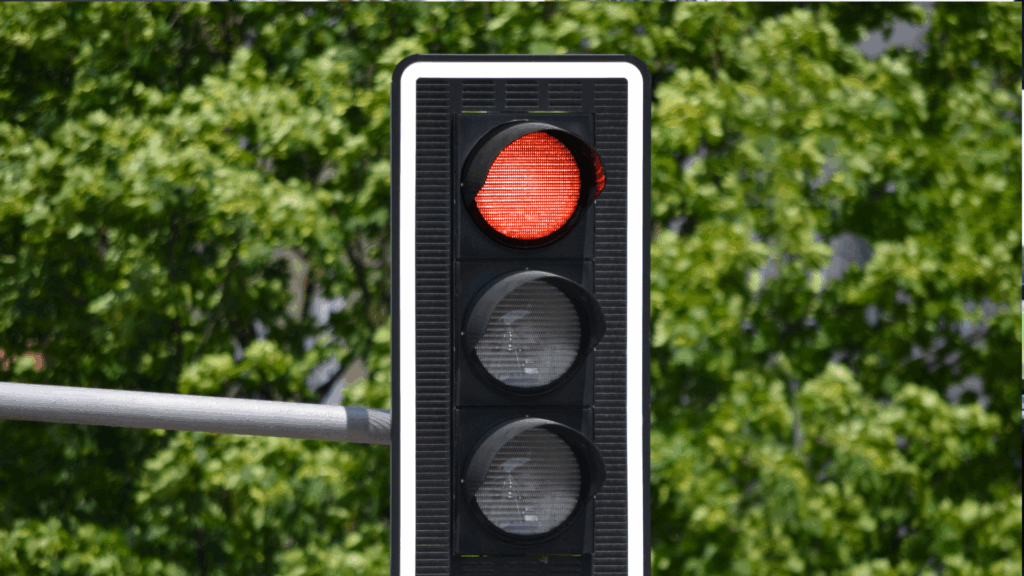 Rote Verkehrsampel bei Tag – Symbolbild für Rotlichtverstoß mit Punkten in Flensburg