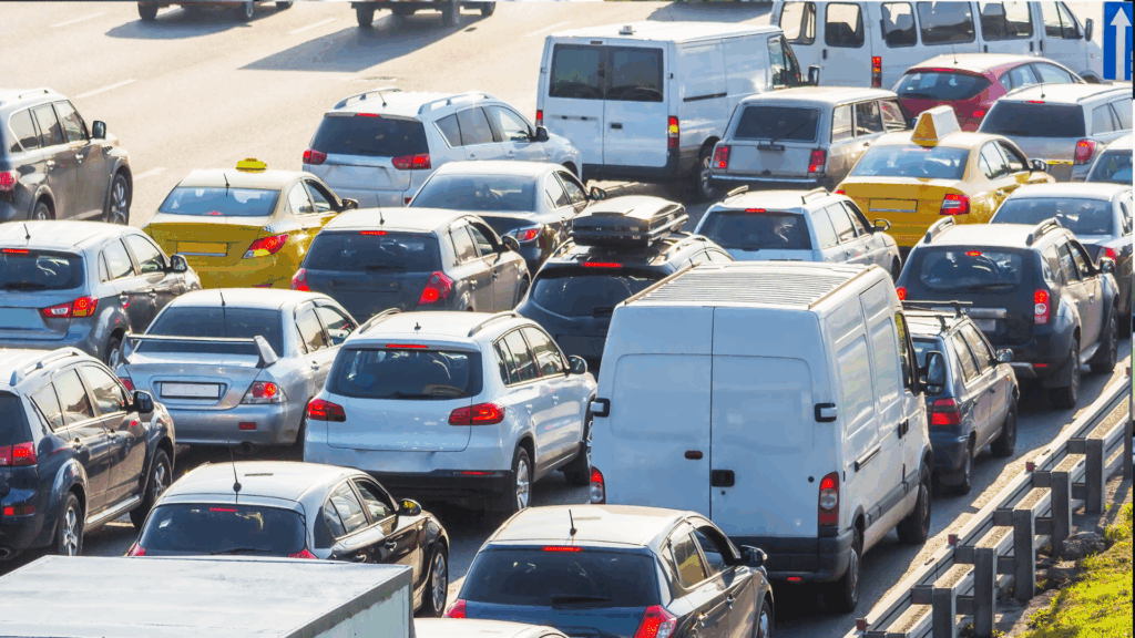 Dichter Autobahnverkehr mit vielen Fahrzeugen in der Rushhour – typisches Risiko für Verkehrsverstöße und Punkte in Flensburg