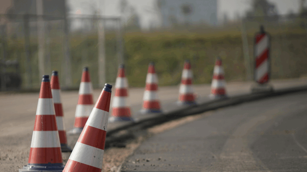 Baustelle mit Verkehrshütchen – Symbolbild für Verkehrsverstöße und Punkte Flensburg anfordern