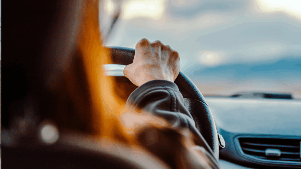 Nahaufnahme einer Person am Steuer – Symbolbild für Verantwortung im Straßenverkehr bei 7 Punkten in Flensburg