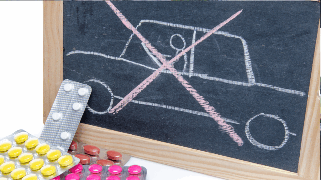 Tafel mit durchgestrichenem Auto und Blisterpackungen mit bunten Tabletten – symbolisiert das Fahrverbot bei Drogenkonsum und die 3 Punkte in Flensburg.