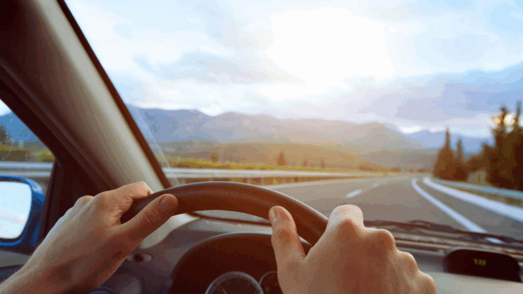 Blick aus dem Auto auf eine leere Landstraße bei Sonnenaufgang – sinnbildlich für freie Fahrt, solange die maximale Punktzahl in Flensburg nicht erreicht ist.