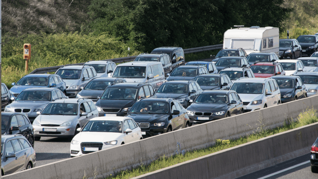 Stau auf deutscher Autobahn – Symbolbild für häufige Verkehrsverstöße und die Frage: Wie viele Punkte habe ich in Flensburg?