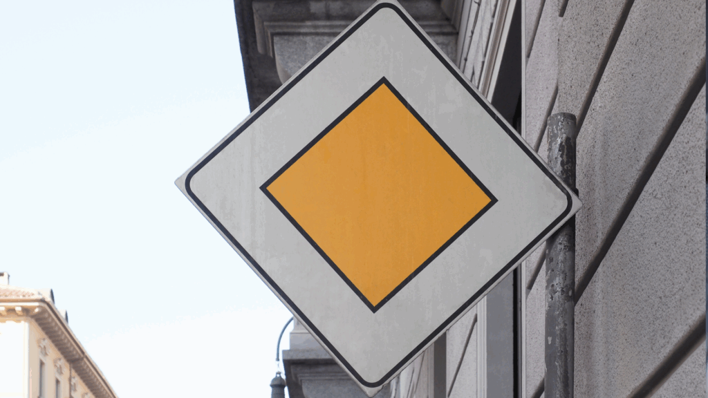 Verkehrszeichen Vorfahrtstraße als Symbol für die Gültigkeit Punkte in Flensburg und klare Verkehrsregeln