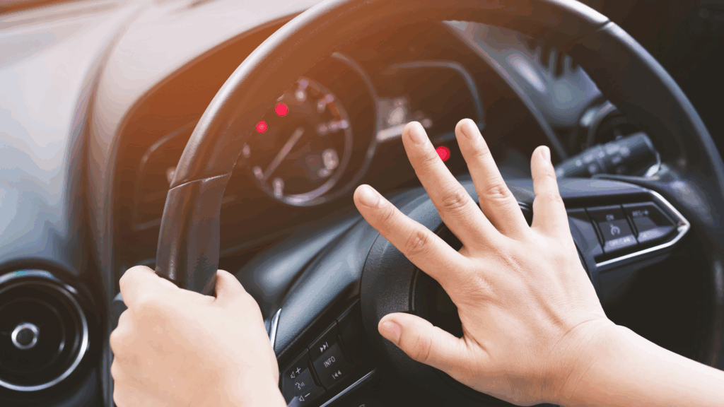 Fahrer hupt im Auto – Zusammenhang zwischen Fahrverhalten und Punktetilgung in Flensburg