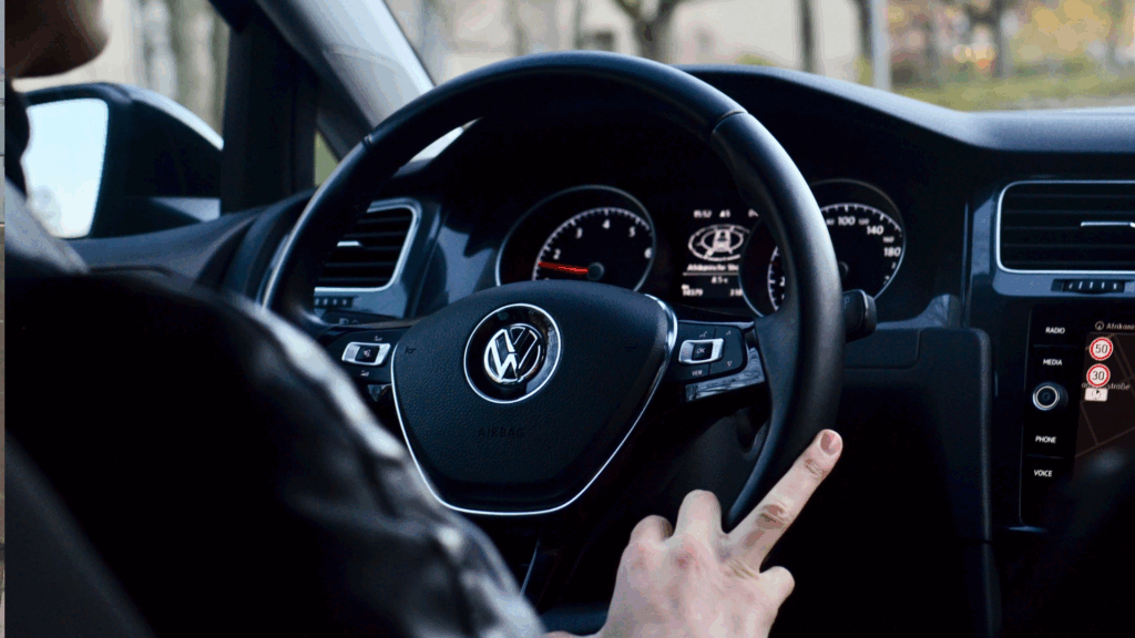 Blick auf ein VW-Lenkrad und Tacho aus Fahrersicht – Symbolbild für kontrolliertes Fahren und die Frage: Wie viele Punkte in Flensburg sind erlaubt?